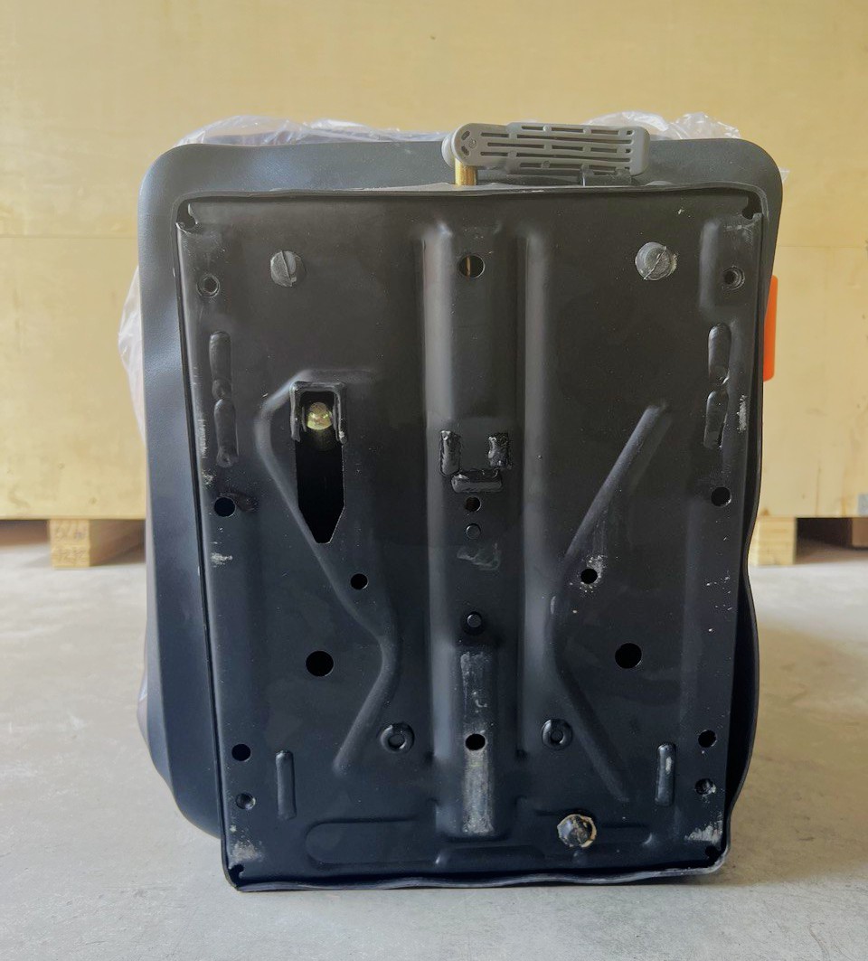 Сиденье оператора(кожа) с подлокотником 2